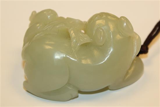 A Chinese pale celadon jade group of two cats, 5.6cm